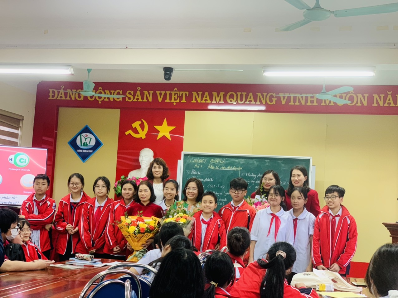 Hình ảnh học sinh và giáo viên nhà trường